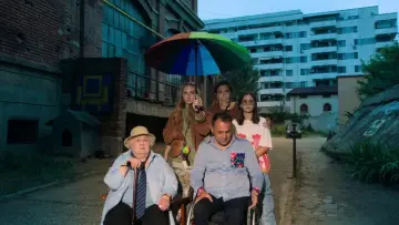 Zasłona do filmu "Nie obiecujcie sobie zbyt wiele po końcu świata" #756565