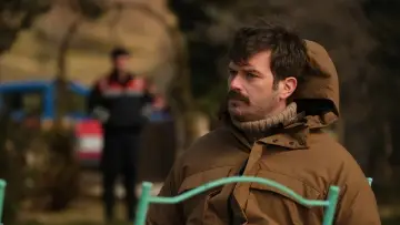 Zasłona do filmu "W uścisku" #434100