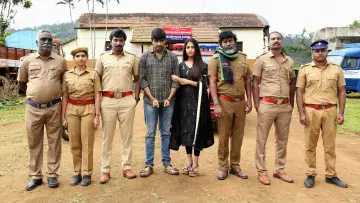 Zasłona do filmu "சட்டம் என் கையில்" #983111