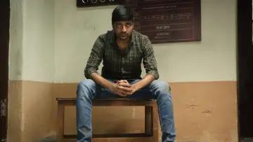 Zasłona do filmu "சட்டம் என் கையில்" #983112