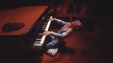 Zasłona do filmu "Elton John: Never Too Late" #792372