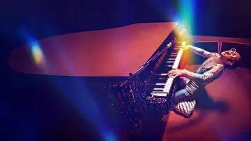 Zasłona do filmu "Elton John: Never Too Late" #792374