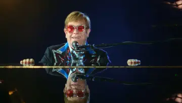 Zasłona do filmu "Elton John: Never Too Late" #792384