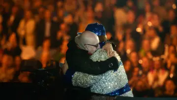 Zasłona do filmu "Elton John: Never Too Late" #792387