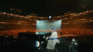Zasłona do filmu "Elton John: Never Too Late" #792388