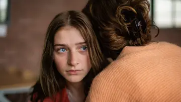 Zasłona do filmu "Holly" #192815