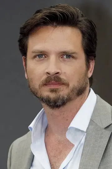 Zdjęcie Aden Young #82992
