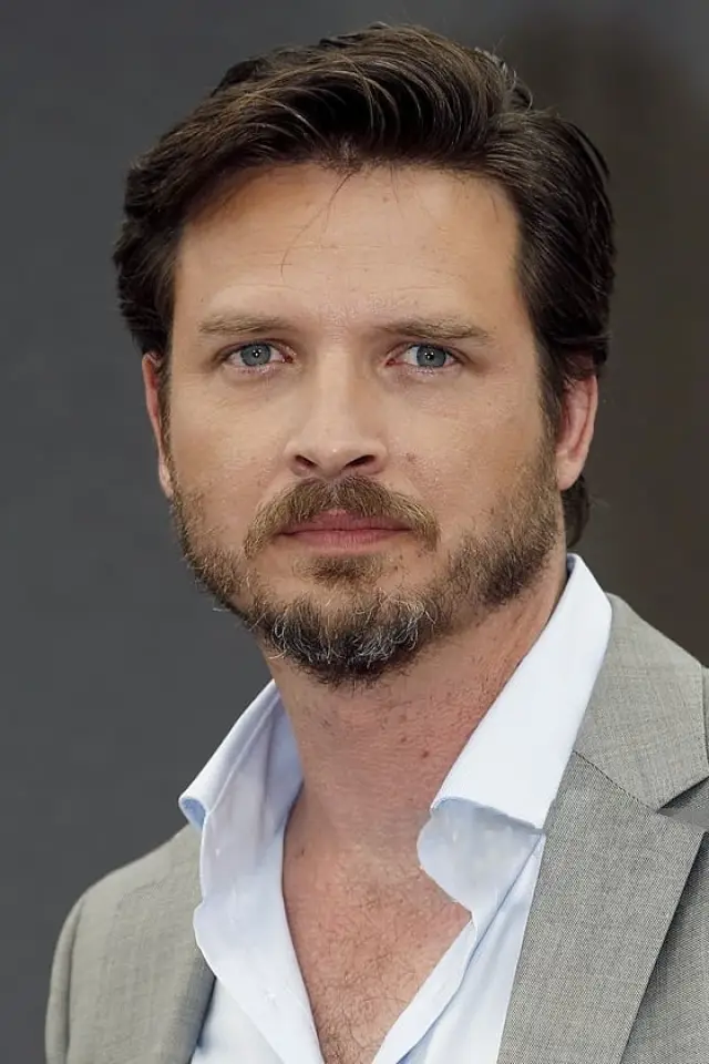 Zdjęcie Aden Young
