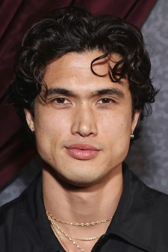 Zdjęcie Charles Melton