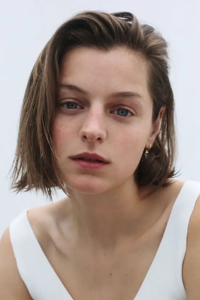 Zdjęcie Emma Corrin