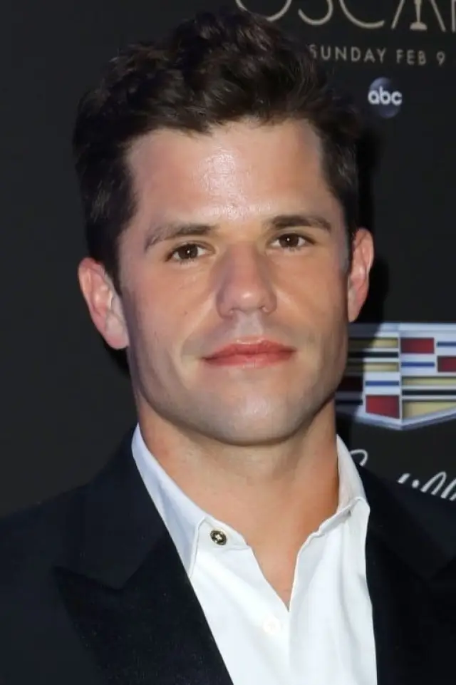 Zdjęcie Charlie Carver