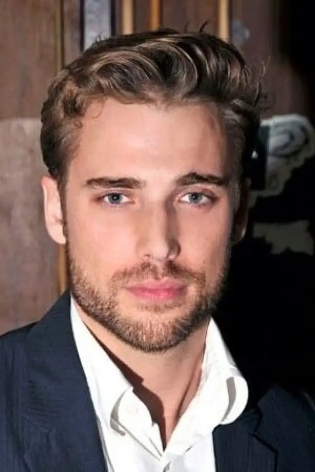 Zdjęcie Dustin Milligan
