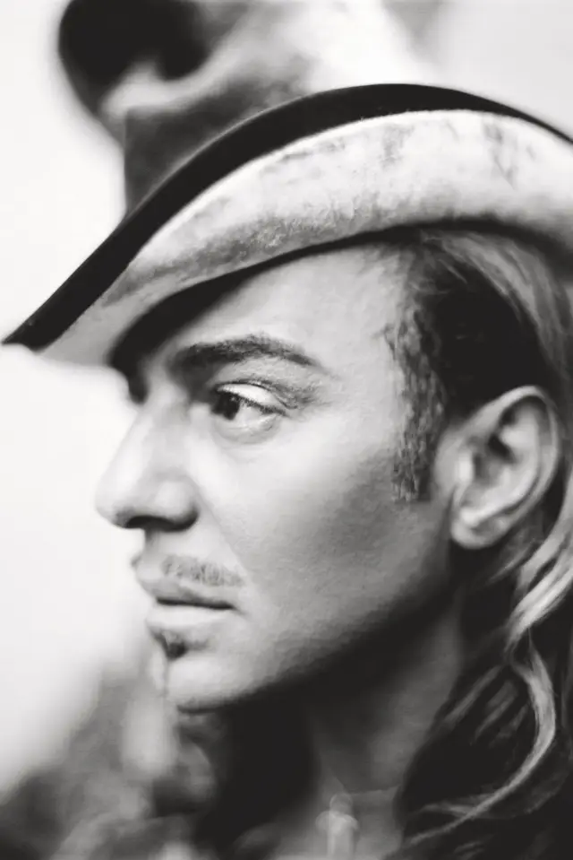 Zdjęcie  (John Galliano)