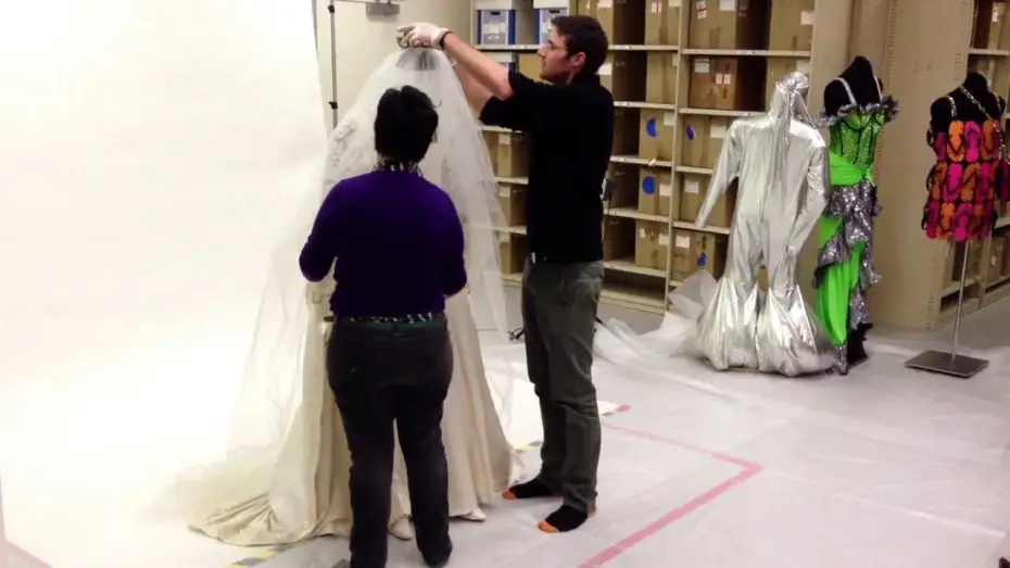 Wideo do filmu Wesele Muriel — Muriel's Wedding dress comes out of its box, 20 years later