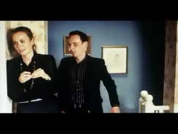 Wideo do filmu Zgon na pogrzebie — Sterben für Anfänger Kino Trailer (HQ)