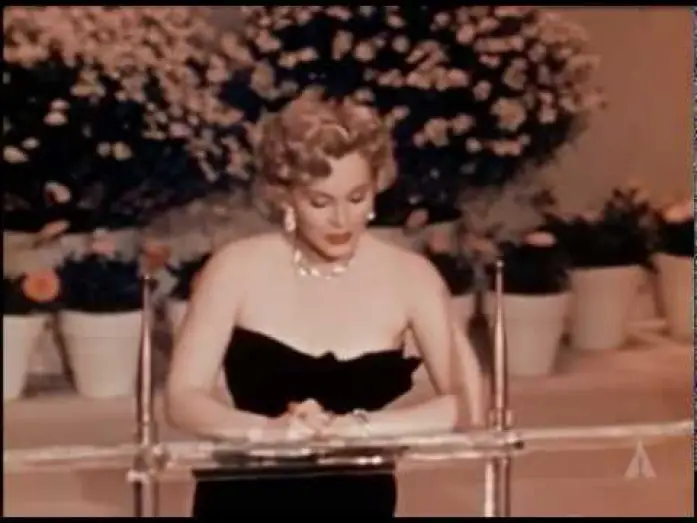 Wideo do filmu Amerykanin w Paryżu — A Place in the Sun and An American in Paris Win Costume Design: 1952 Oscars