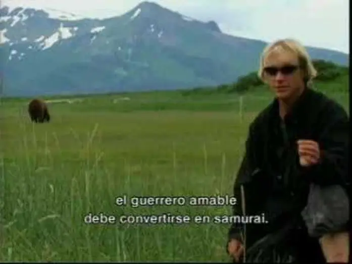 Wideo do filmu Człowiek niedźwiedź — Grizzly Man - Trailer con subtítulos en Español