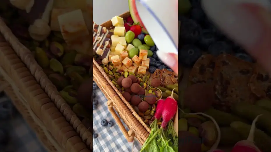 Wideo do filmu Dawno temu w trawie — Charcuterie Board