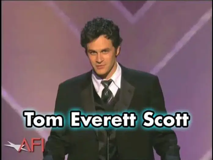 Wideo do filmu Szaleństwa młodości — Tom Everett Scott On Tom Hanks And THAT THING YOU DO