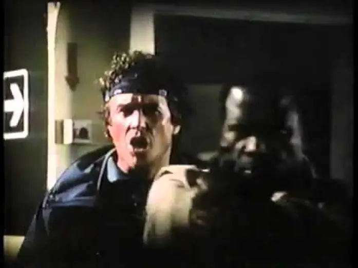 Wideo do filmu W pogoni za śmiercią — PERSECUCION MORTAL_1988 (Trailer)