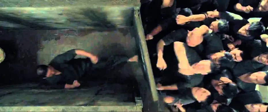 Wideo do filmu Raid 2: Infiltracja — The Raid 2 Berandal Fight scene in a Bathroom Stall