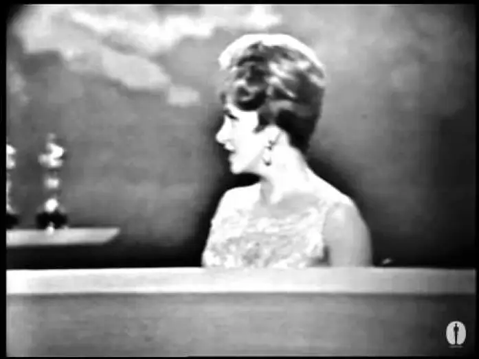 Wideo do filmu Garsoniera — Billy Wilder winning the Oscar® for Directing‬‬‬‬ "The Apartment"