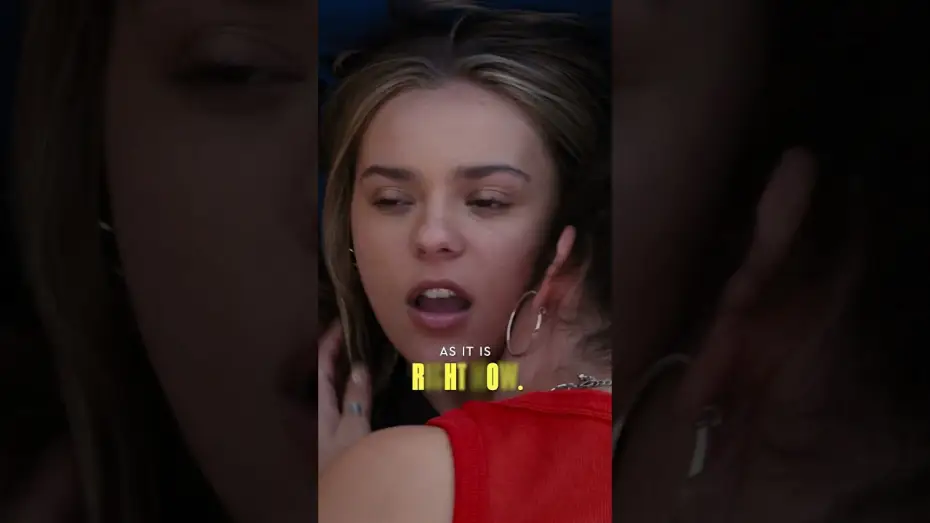 Wideo do filmu My Old Ass — Meet Elliott (Maisy Stella), the teenager who meets her older self in MY OLD ASS