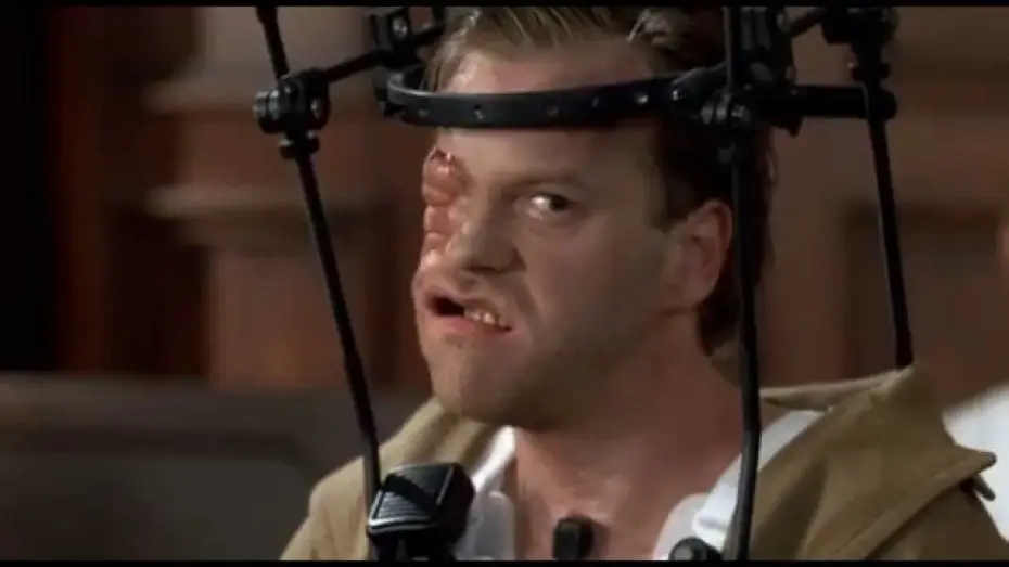 Wideo do filmu Spojrzenie mordercy — Freeway (1996) Am Gericht: "Die kleinen Kugeln und der Kackbeutel" [Scene]  German