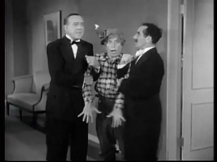 Wideo do filmu Panika w hotelu — El hotel de los líos (1938) de William A. Seiter (El Despotricador Cinéfilo)