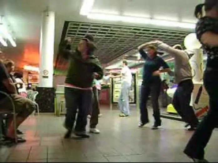 Wideo do filmu Miłość i taniec — Dancing In A Salt Lake City Mall
