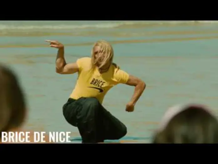 Wideo do filmu Brice de Nice — Brice de Nice - Scène culte - Tu n'aurais pas vu un ptit chien ?