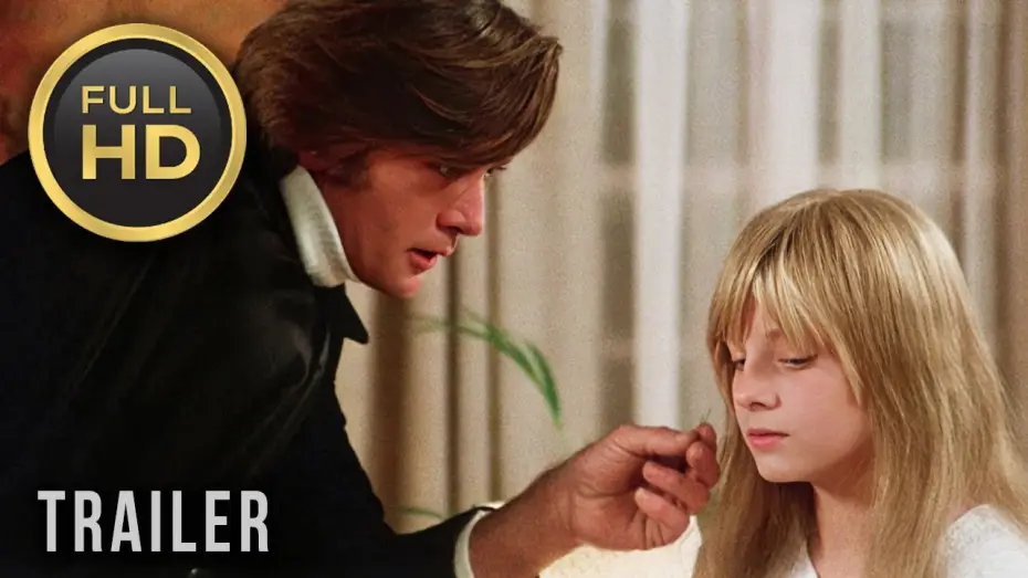 Wideo do filmu Mała dziewczynka, która mieszka na końcu drogi — 🎥 THE LITTLE GIRL WHO LIVES DOWN THE LANE (1976) | Trailer | Full HD | 1080p