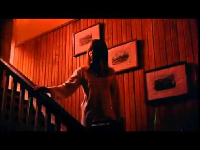 Wideo do filmu Mała dziewczynka, która mieszka na końcu drogi — The Little Girl Who Lives Down The Lane German trailer 1976
