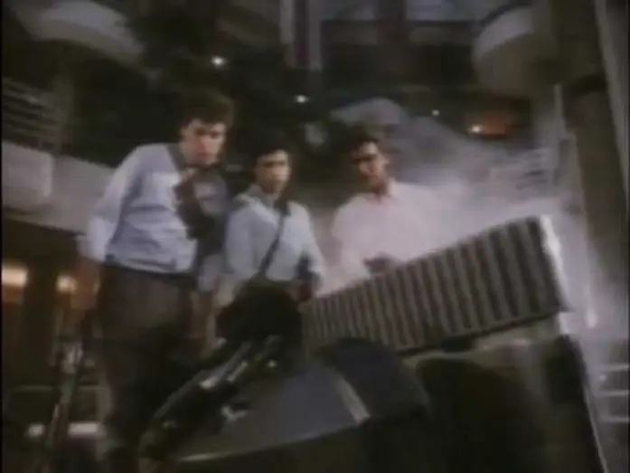 Wideo do filmu Roboty śmierci — SHOPPING (1986) - Chopping Mall (Trailer) GERMAN