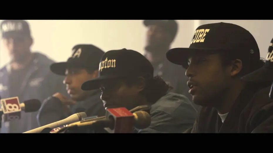Wideo do filmu Prosto z Compton — N. W. A. - Straight Outta Compton / Extrait "La conférence de presse de N.W.A"VF