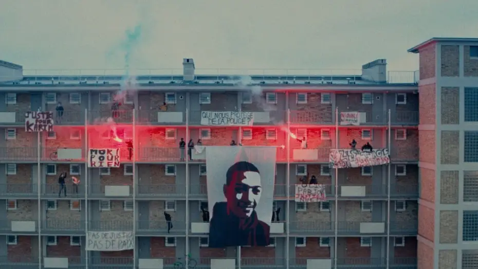 Wideo do filmu Avant que les flammes ne s'éteignent — Official Trailer