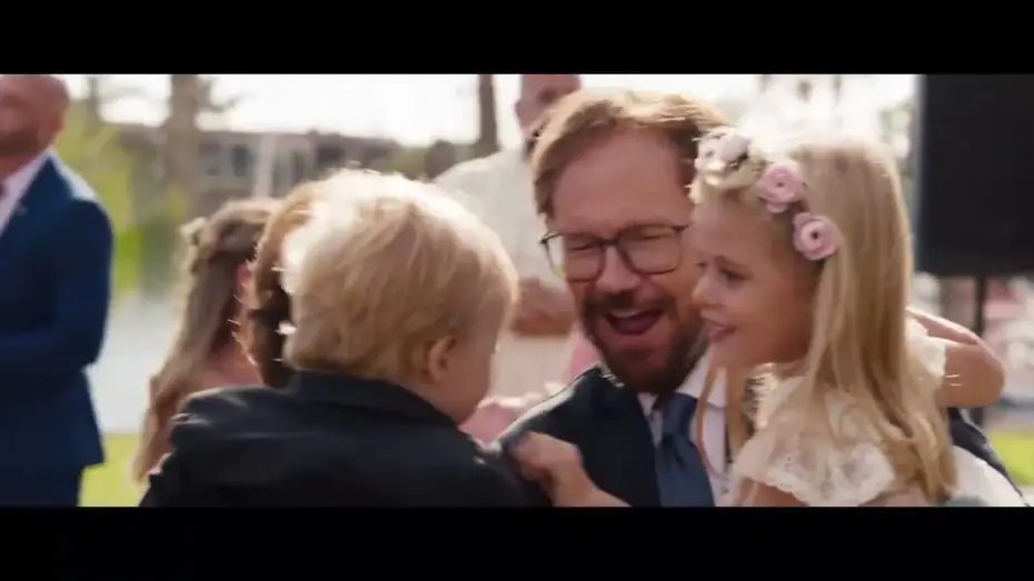 Wideo do filmu Padre no hay más que uno 4: Campanas de boda — Videoclip - Efecto Pasillo