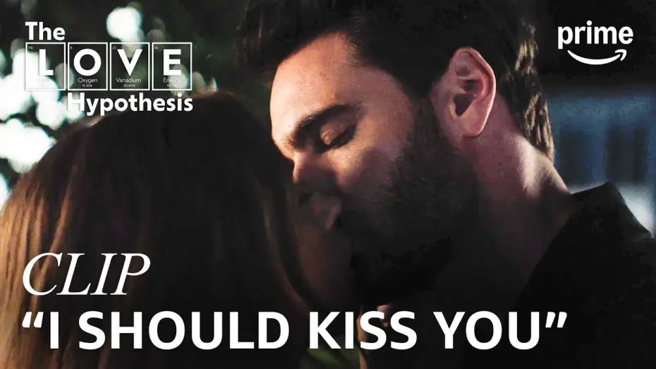 Wideo do filmu The Love Hypothesis — Adam Kisses Olive to Keep Their Lie a Secret