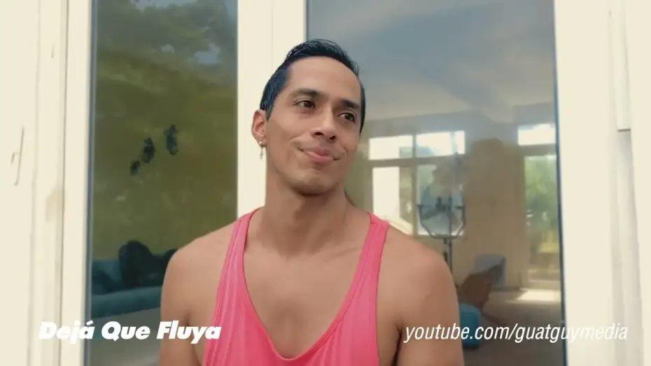 Wideo do filmu Pozwól mu płynąć — Clip "DEJÁ QUE FLUYA - "Que desconfianza la de esta familia"