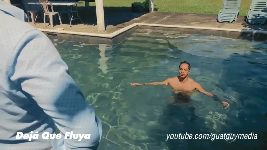 Wideo do filmu Pozwól mu płynąć — Clip DEJÁ QUE FLUYA - "¿Nunca te has metido a nadar desnudo?"