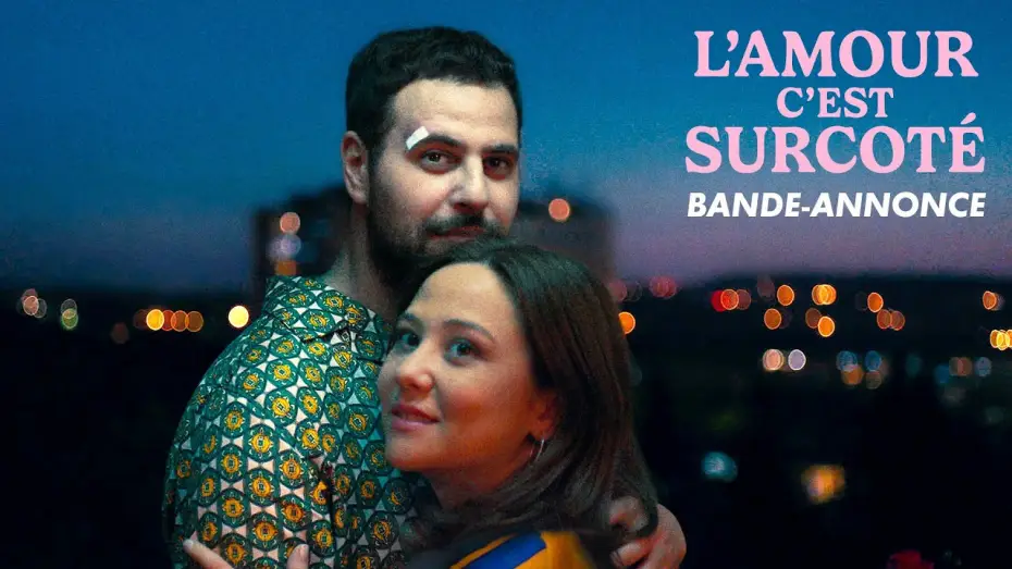 Wideo do filmu L'amour c'est surcoté — L'AMOUR C'EST SURCOTÉ – Bande-annonce Officielle – Hakim Jemili / Laura Felpin (2025)