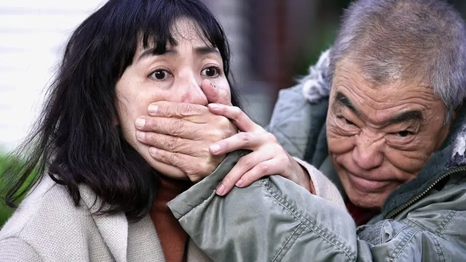 Wideo do filmu 夜明けまでバス停で — 板谷由夏×高橋伴明監督、渋谷ホームレス殺害事件をモチーフに描く／映画『夜明けまでバス停で』特報