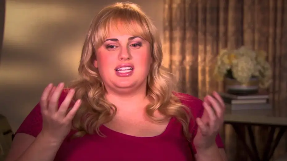 Wideo do filmu Pitch Perfect — Featurette: "Meet Fat Amy"