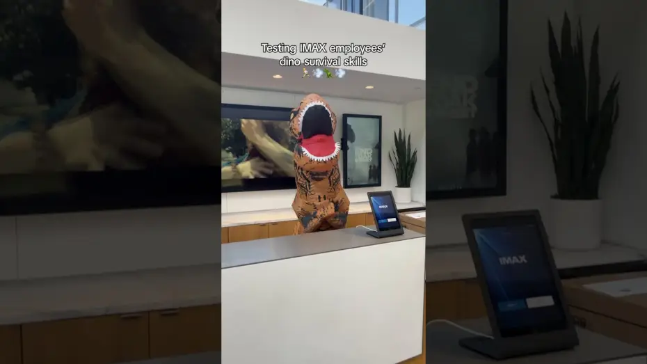 Wideo do filmu Koniec ulicy Dębowej — He's right behind me, isn't he?!