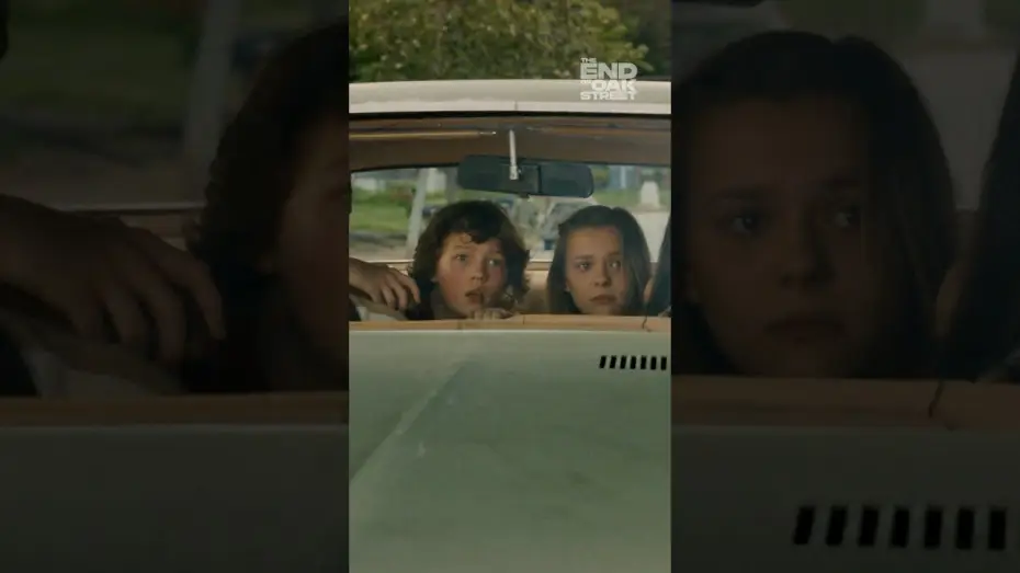 Wideo do filmu Koniec ulicy Dębowej — They say the grass is greener on the other side. They didn’t mention the dinosaurs.