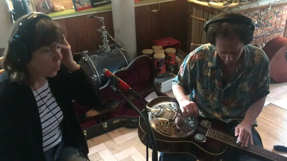 Wideo do filmu Slide — Making of "Slide", Part 5 - Jam Session with Maureen McElheron and Hank Bones