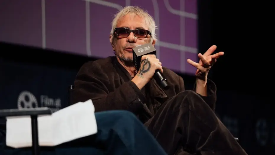 Wideo do filmu C'est pas moi — Leos Carax with Annie Baker on It's Not Me
