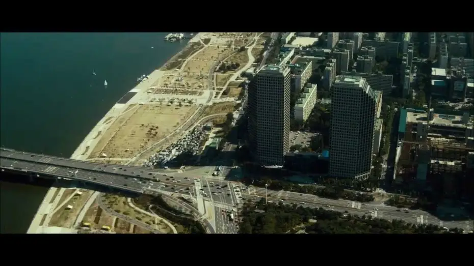 Wideo do filmu R2B: 리턴 투 베이스 — WINDFIGHTERS - Extrait "Attaque sur Séoul" (VF)