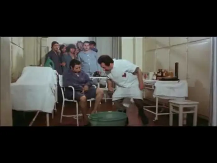 Wideo do filmu La dottoressa del distretto militare — La_dottoressa_del_distretto_militare_sketch_deliranti