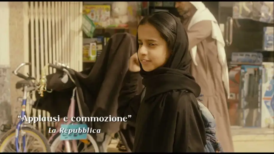 Wideo do filmu Dziewczynka w trampkach — La Bicicletta Verde Trailer Italiano